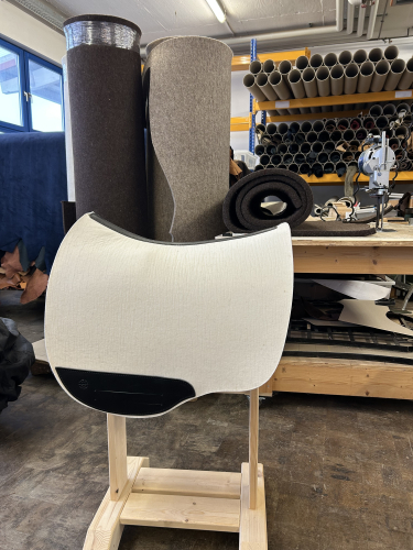 Sonderverkauf Wollfilzschabracke Dressur reinweiß/schwarz